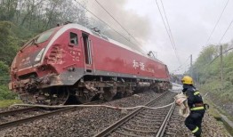 火车晚点爆料视频真实,乘客无奈等待，揭秘晚点背后的真相